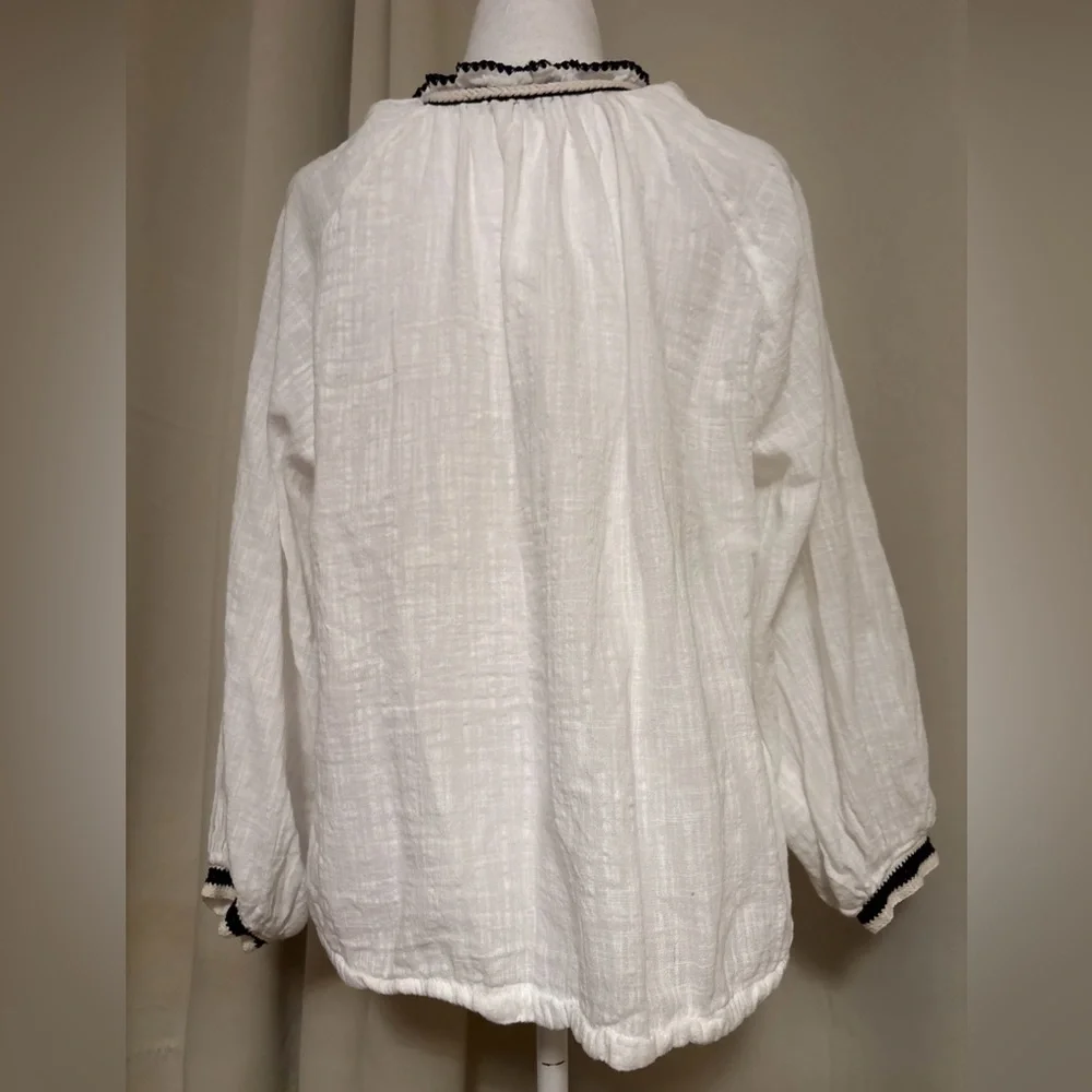 Zara White Blouse with Black Accents - Picture 2 of 6